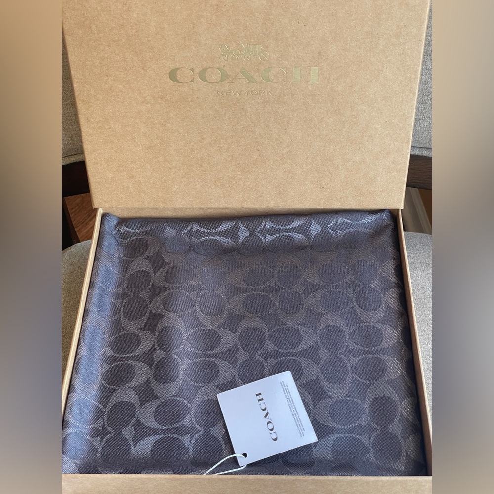 NWT！COACH Signature Metallic Oblong Scarf Gift Box（COACH CO083）